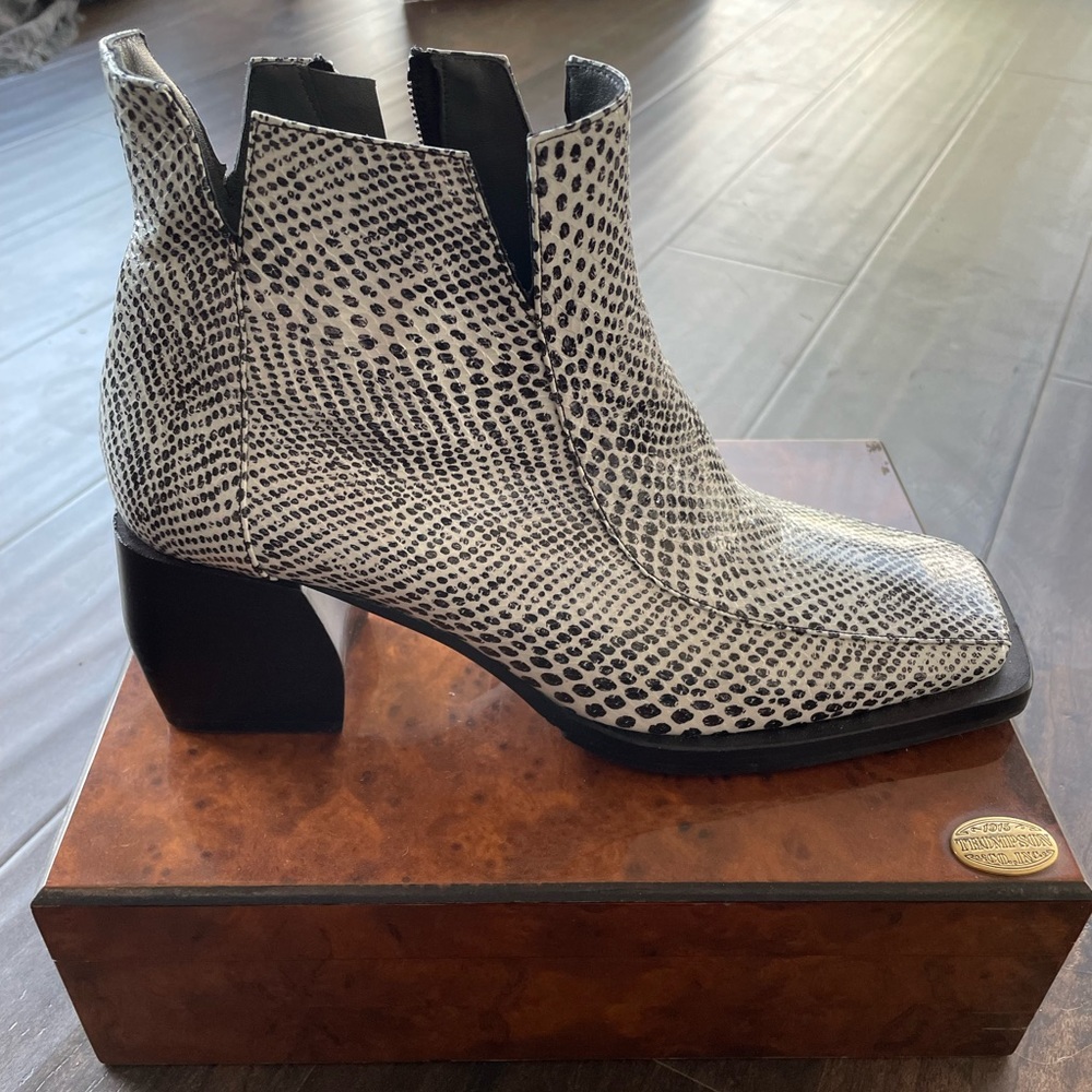 Vero Cuoio B&W snakeskin print booties. Excellent condition!
